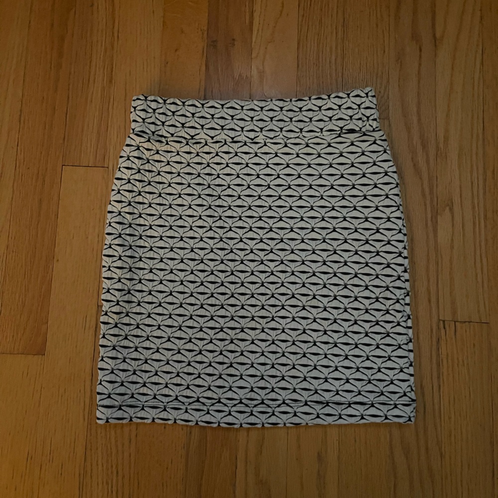 Black and white stretchy mini skirt